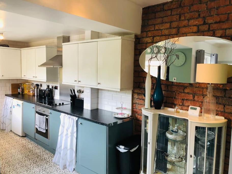 Cosy Two Bed Terraced House 7Min Drive From City Belfast Exterior photo
