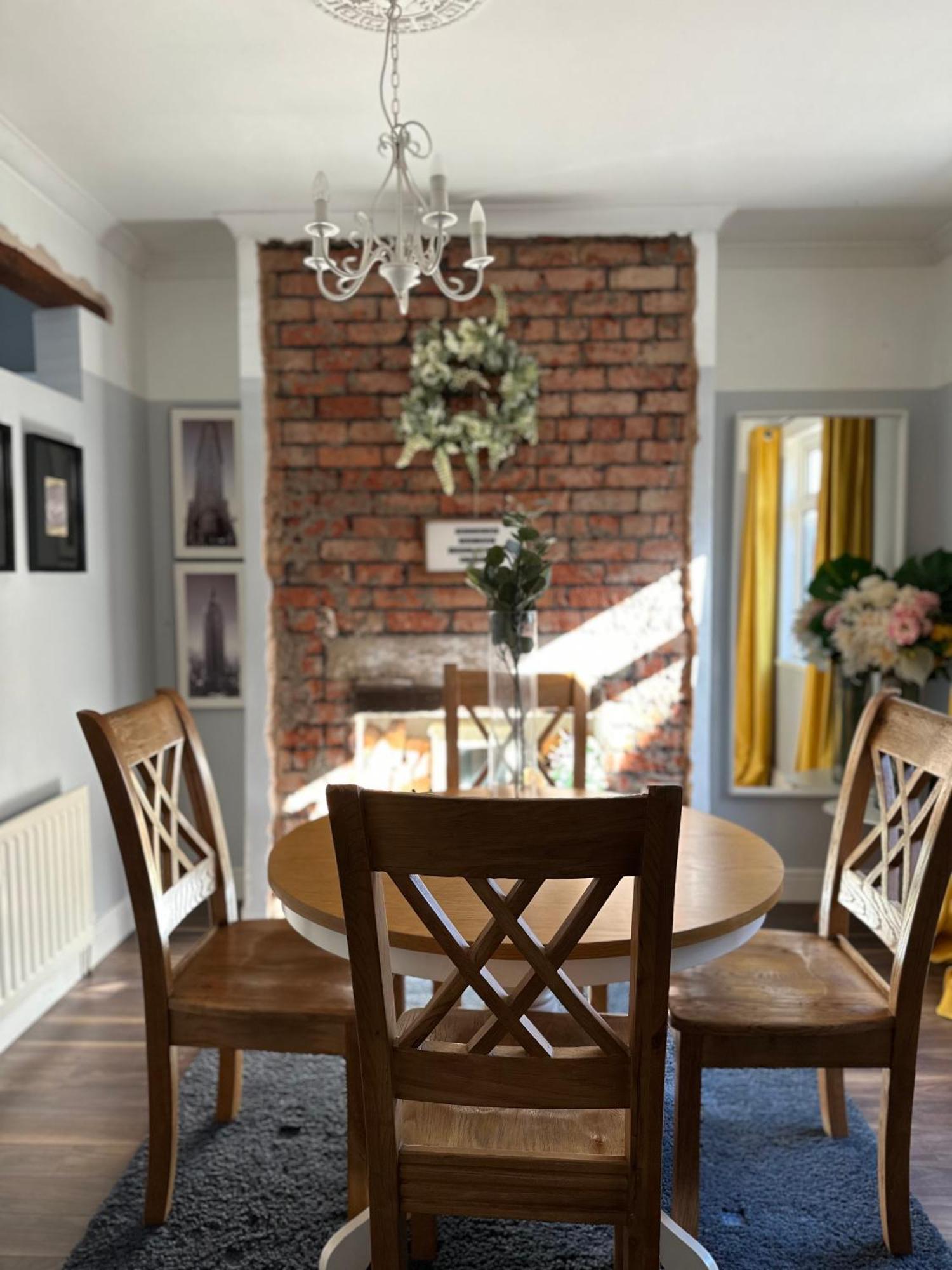 Cosy Two Bed Terraced House 7Min Drive From City Belfast Exterior photo