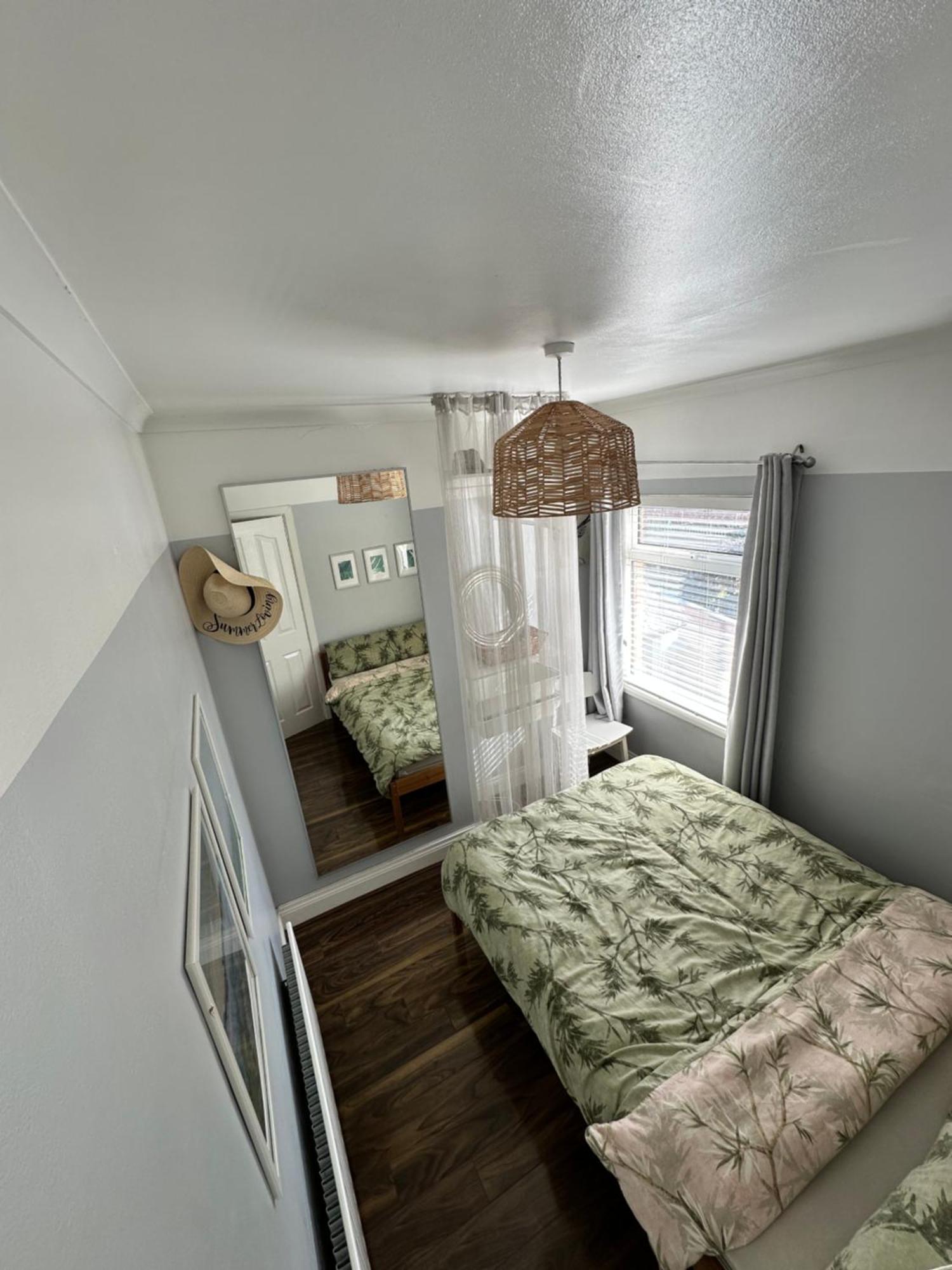Cosy Two Bed Terraced House 7Min Drive From City Belfast Exterior photo